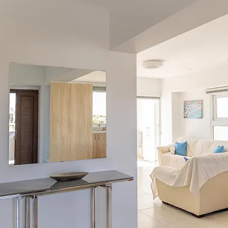 Beachhouse شقة لارنكا