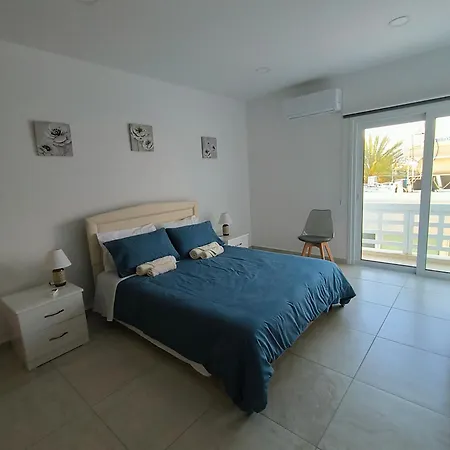Beachhouse * لارنكا